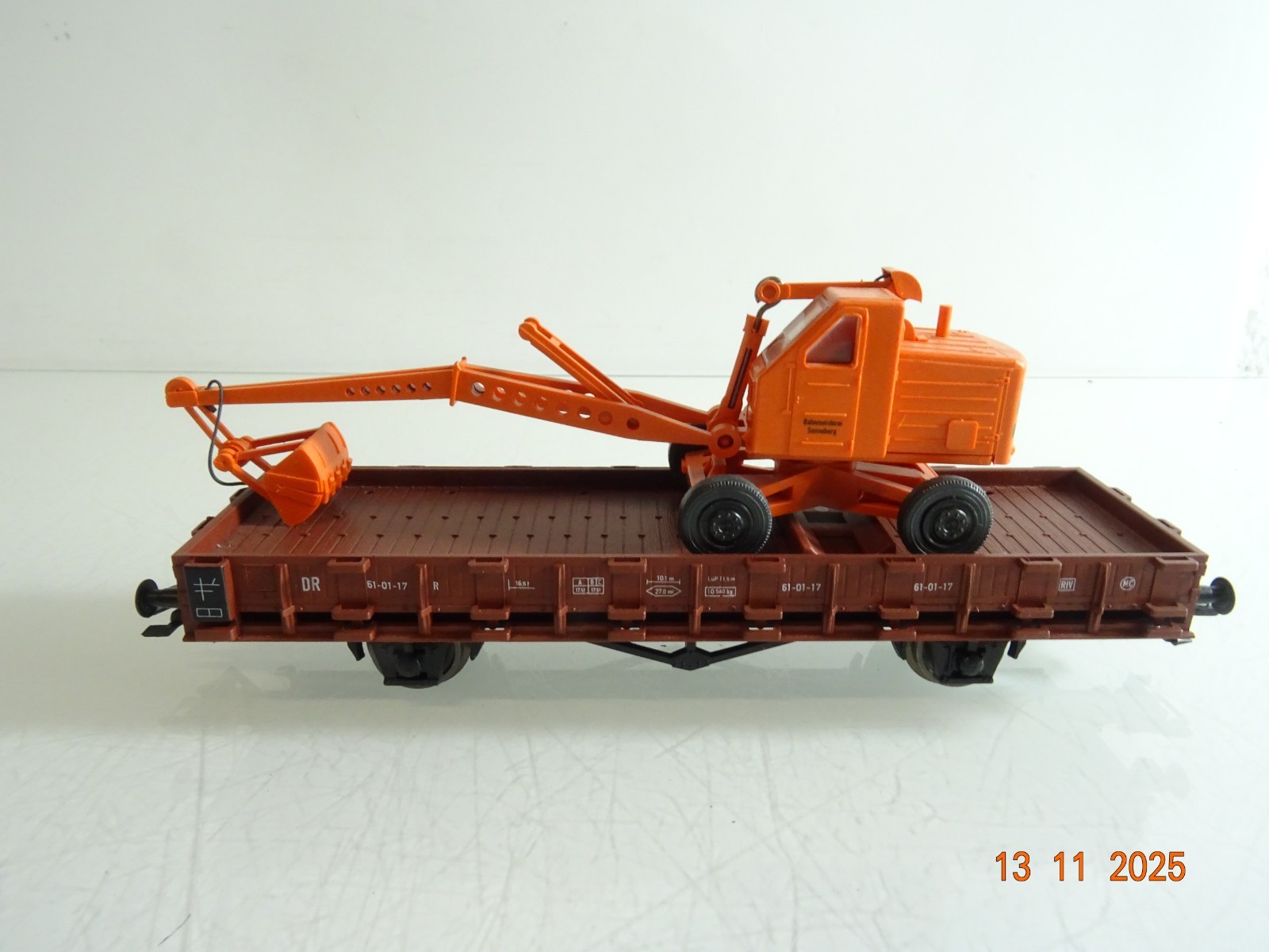Piko H0 Rungenwagen mit Bagger der DR RR4567 o.