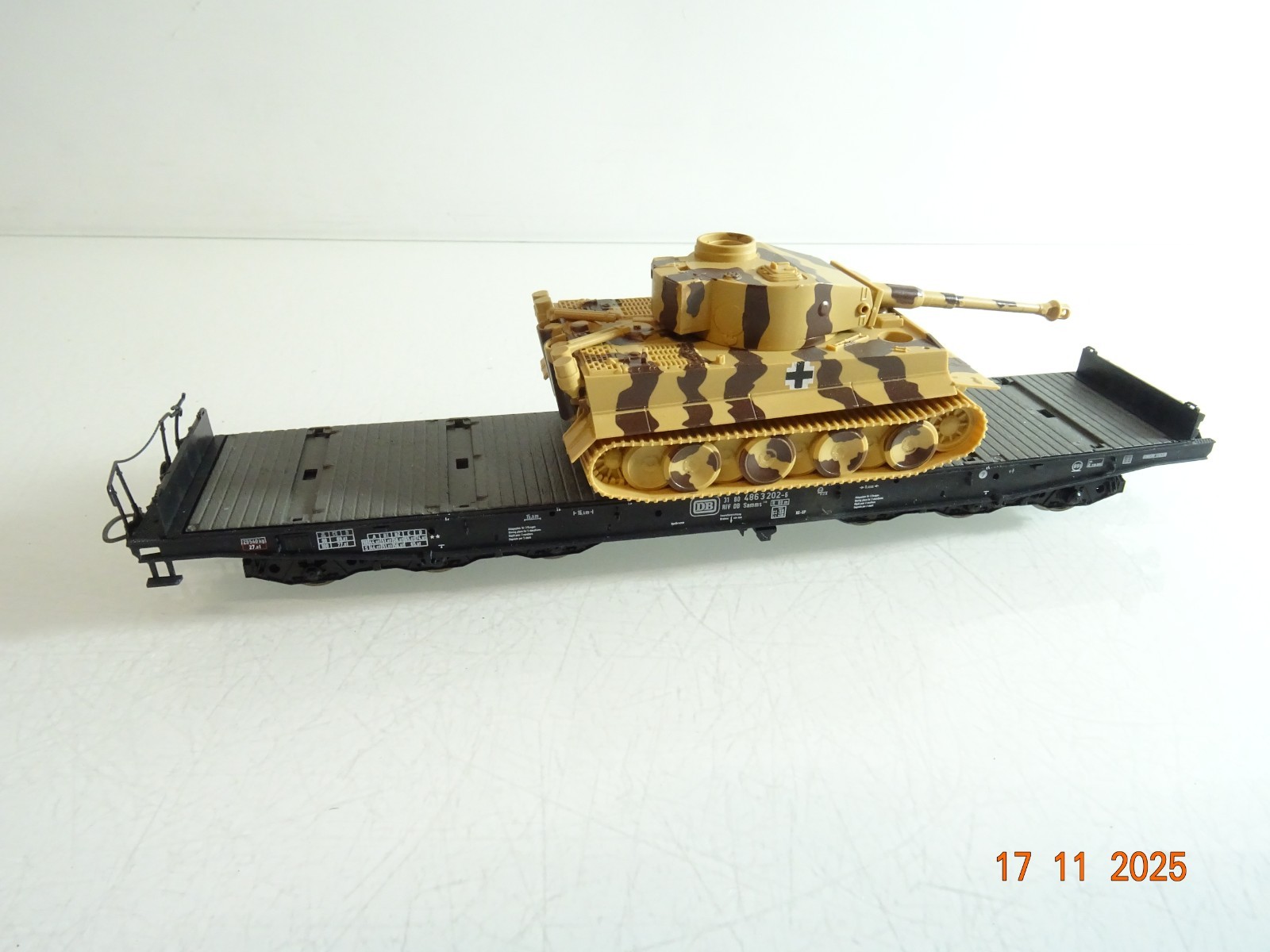 Roco H0 Schwerlastwagen 486 3 202-6 mit Panzer der DB RR4619 o. – Bild 3