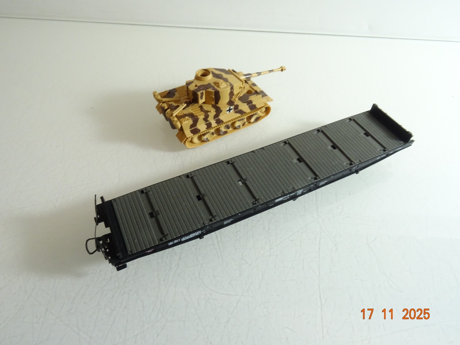 Roco H0 Schwerlastwagen 486 3 202-6 mit Panzer der DB RR4619 o. – Bild 4