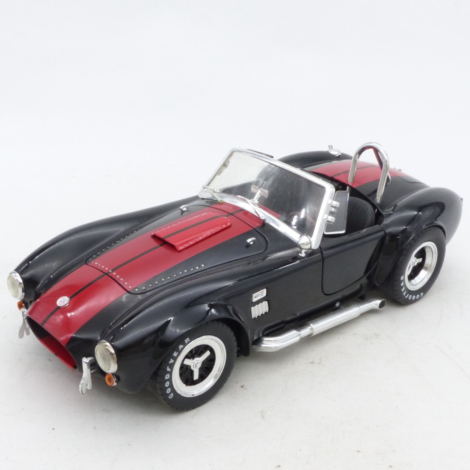 Shelby Collectibles Inc. 1:18 Shelby Cobra 427 S/C schwarz/rot in Tüte o. EX8440 – Bild 3