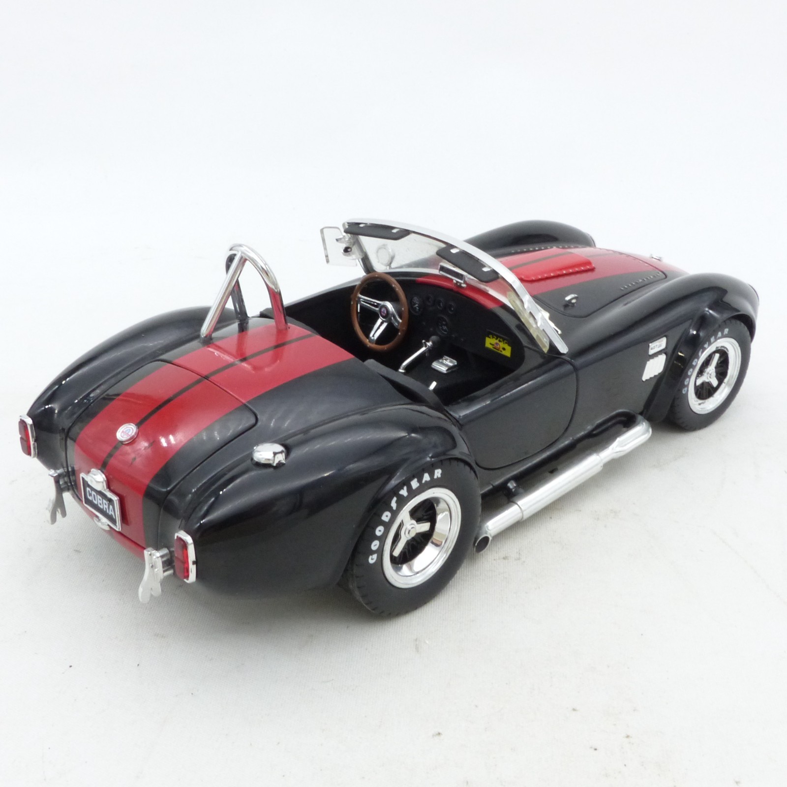 Shelby Collectibles Inc. 1:18 Shelby Cobra 427 S/C schwarz/rot in Tüte o. EX8440 – Bild 6