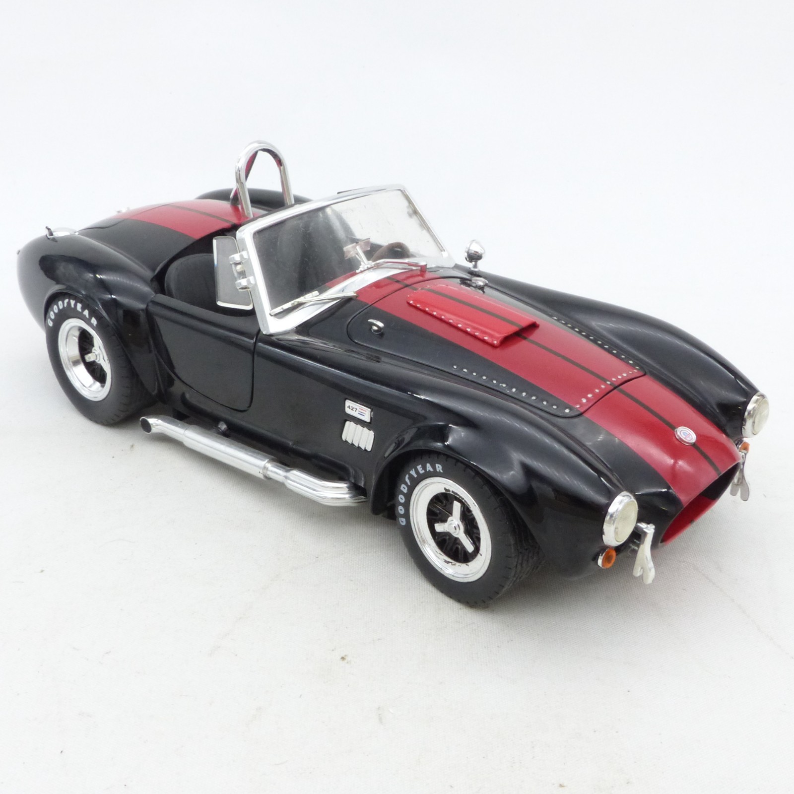 Shelby Collectibles Inc. 1:18 Shelby Cobra 427 S/C schwarz/rot in Tüte o. EX8440 – Bild 7