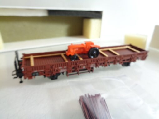 Trix H0 Rungenwagen mit Traktor der DB in EVP RR4247 – Bild 3