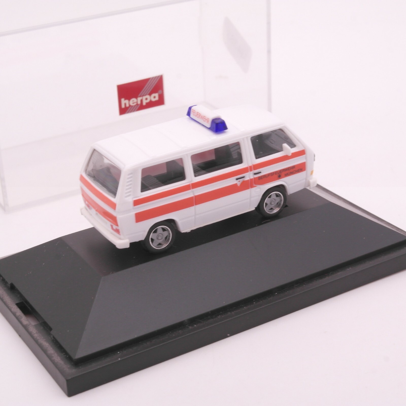 Herpa 1:87 VW Caravelle Berufsfeuerwehr München in PC Box RT4631 – Bild 3