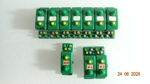 Konvolut Trix Express Weichen und Signalschalter 10tlg. siehe Foto CK8967 o.
