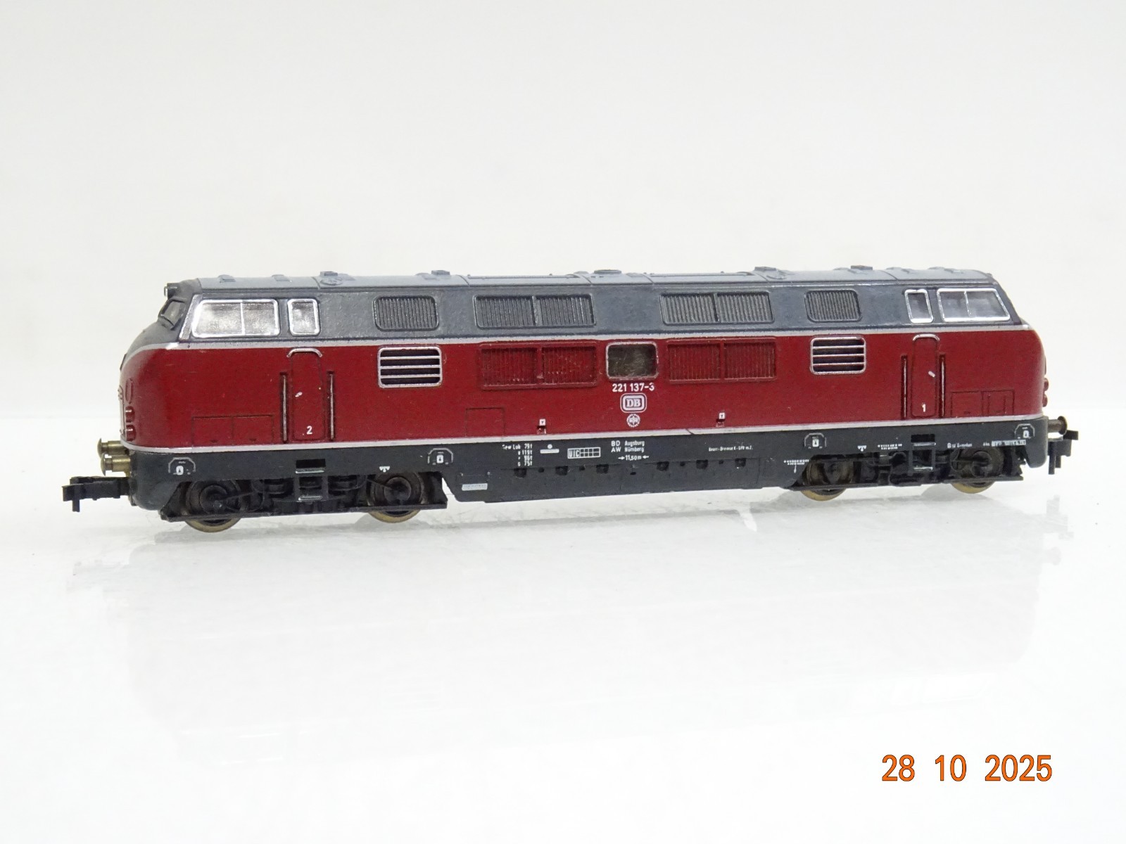 Minitrix N 2061 Diesellok BR 221 137-3 der DB JL3946 o. – Bild 3