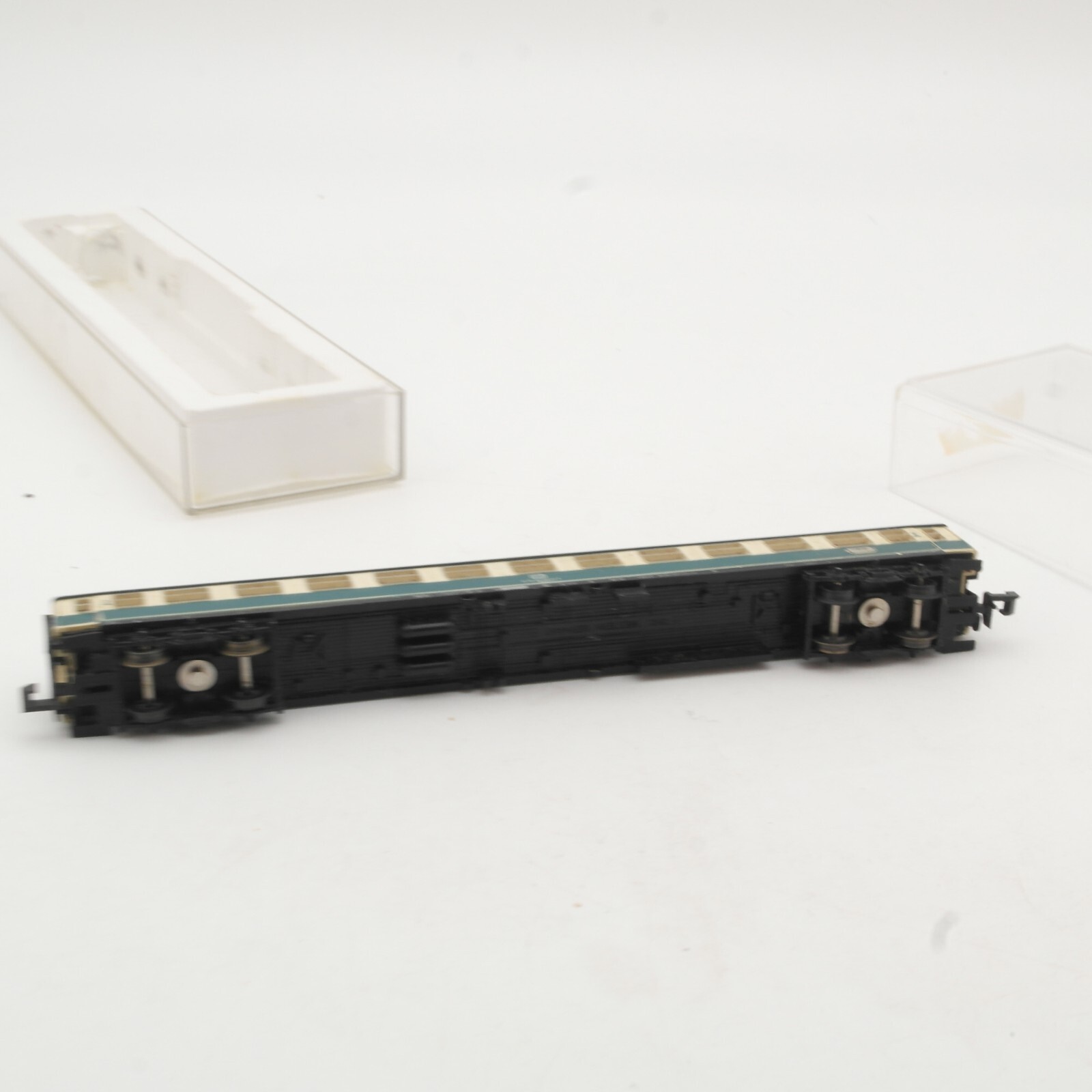 Minitrix N Personenwagen 2. Klasse 51 80 50-80173-8 der DB in EVP QR7957 – Bild 5