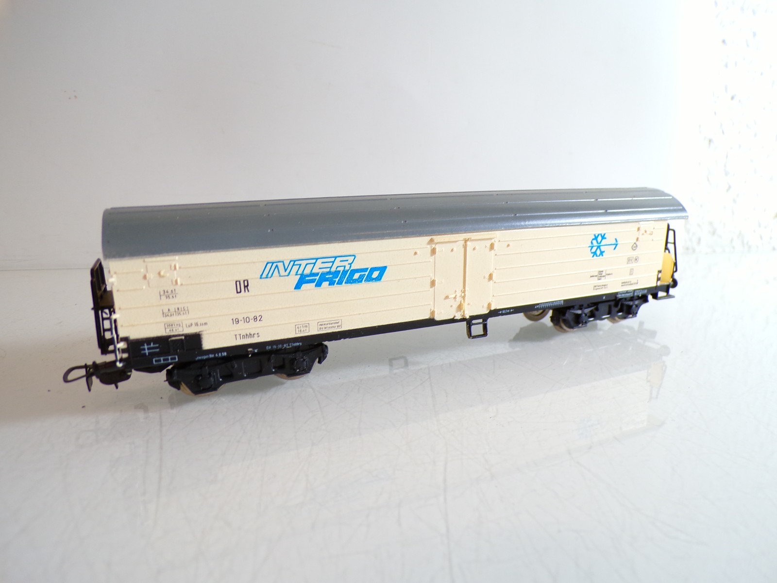 Piko H0 gedeckter Güterwagen Inter Frigo der DR RR4689 o.