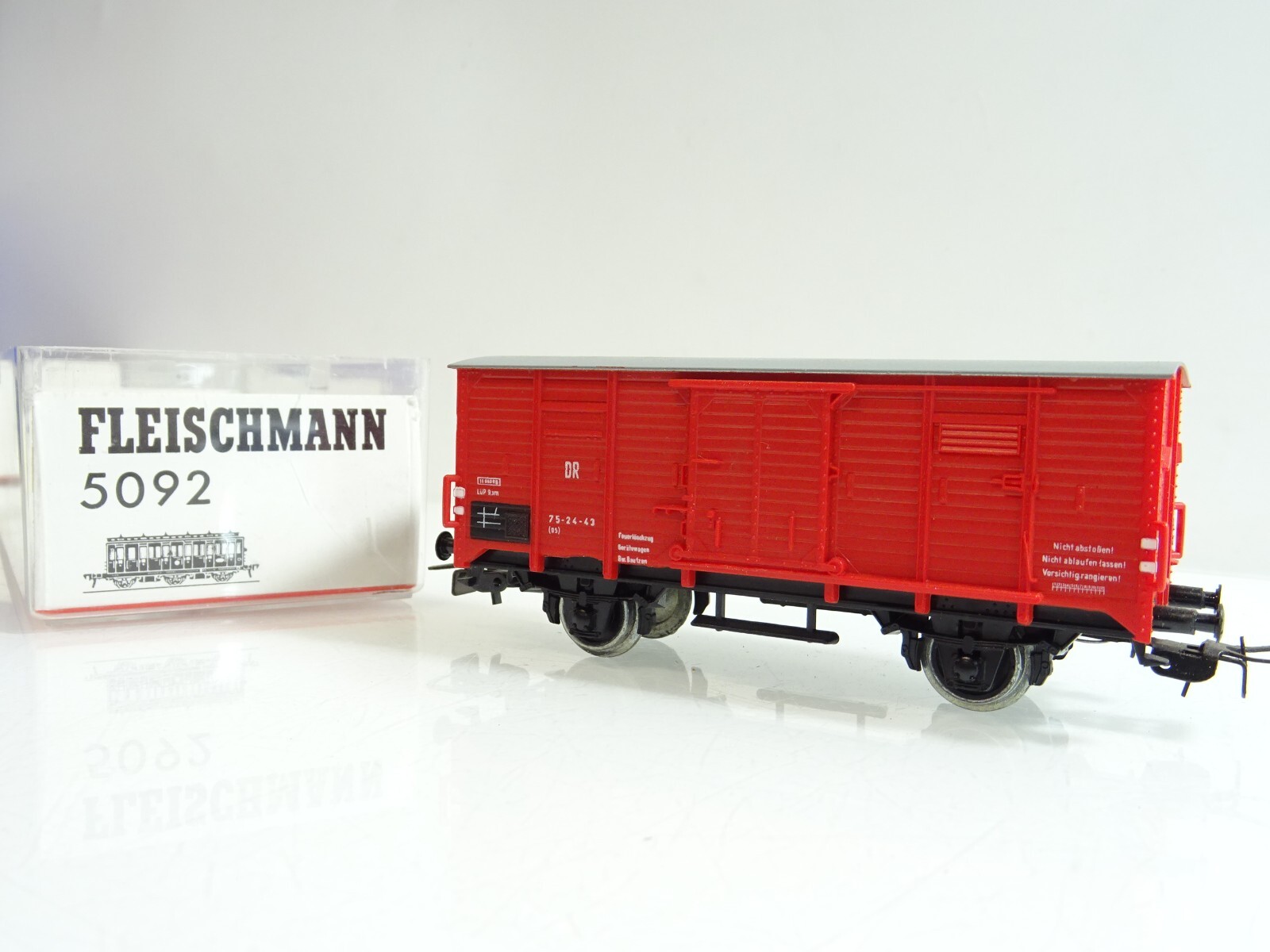 Piko H0 gedeckter Güterwagen der DR in EVP PR11 – Bild 3