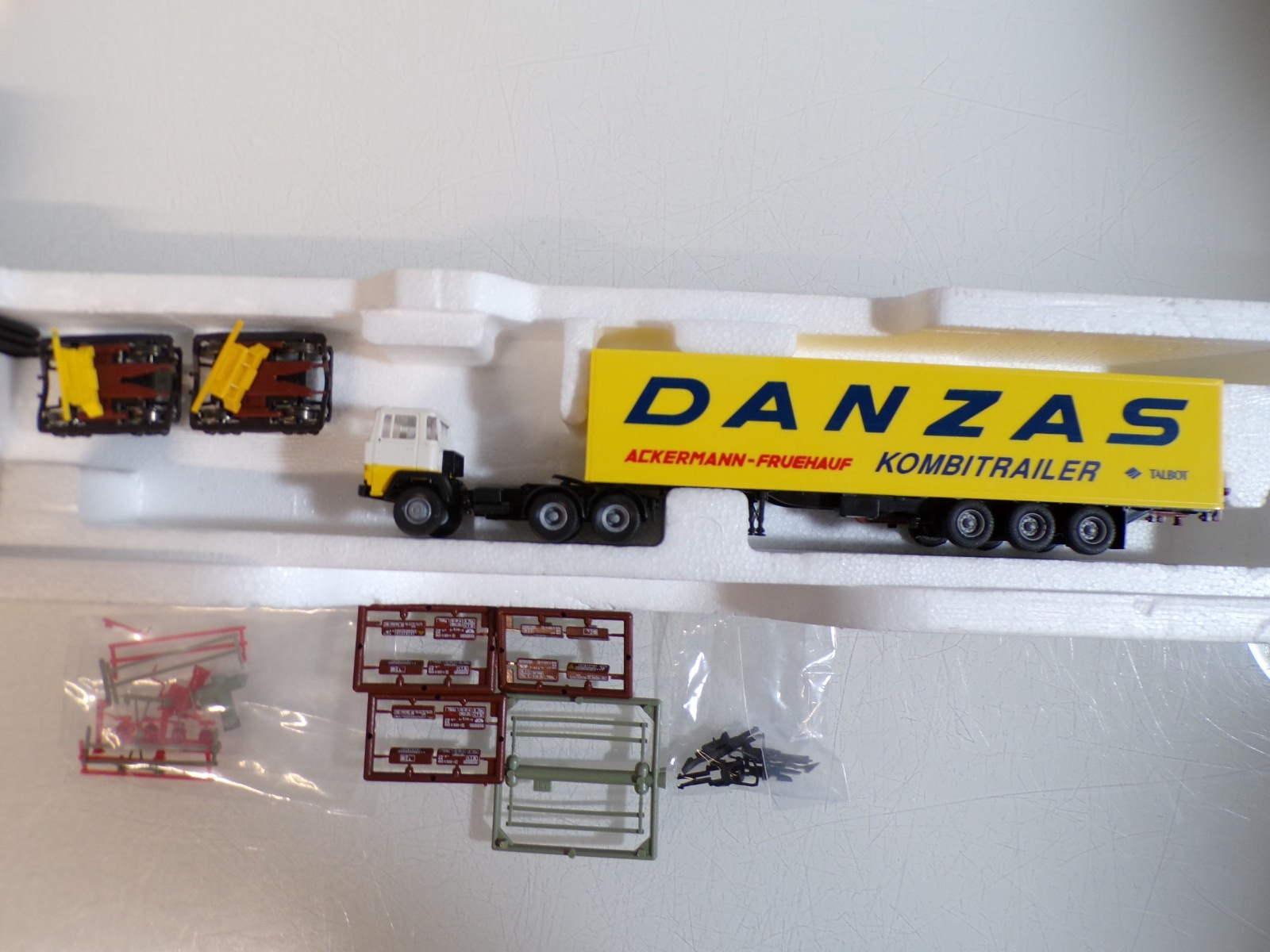 Roco H0 Kombi Rail Auflieger DANZAS mit Zugmaschine der DB in EVP BH1906 – Bild 3