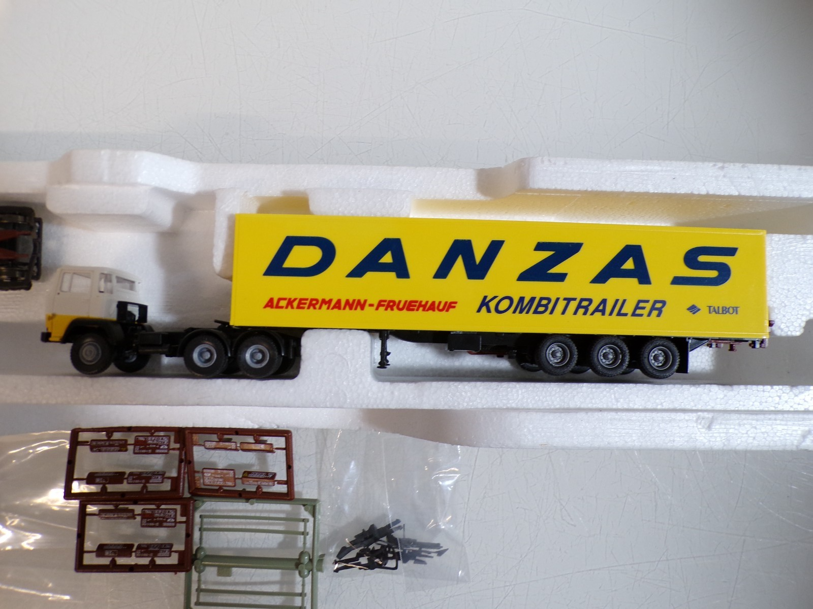 Roco H0 Kombi Rail Auflieger DANZAS mit Zugmaschine der DB in EVP BH1906 – Bild 4