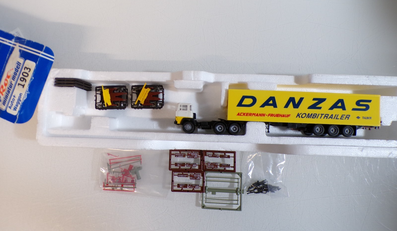 Roco H0 Kombi Rail Auflieger DANZAS mit Zugmaschine der DB in EVP BH1906