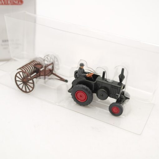Wiking 1:87 889 02 31 Traktor Lanz mit Schlepprechen in OVP RR1712 – Bild 3