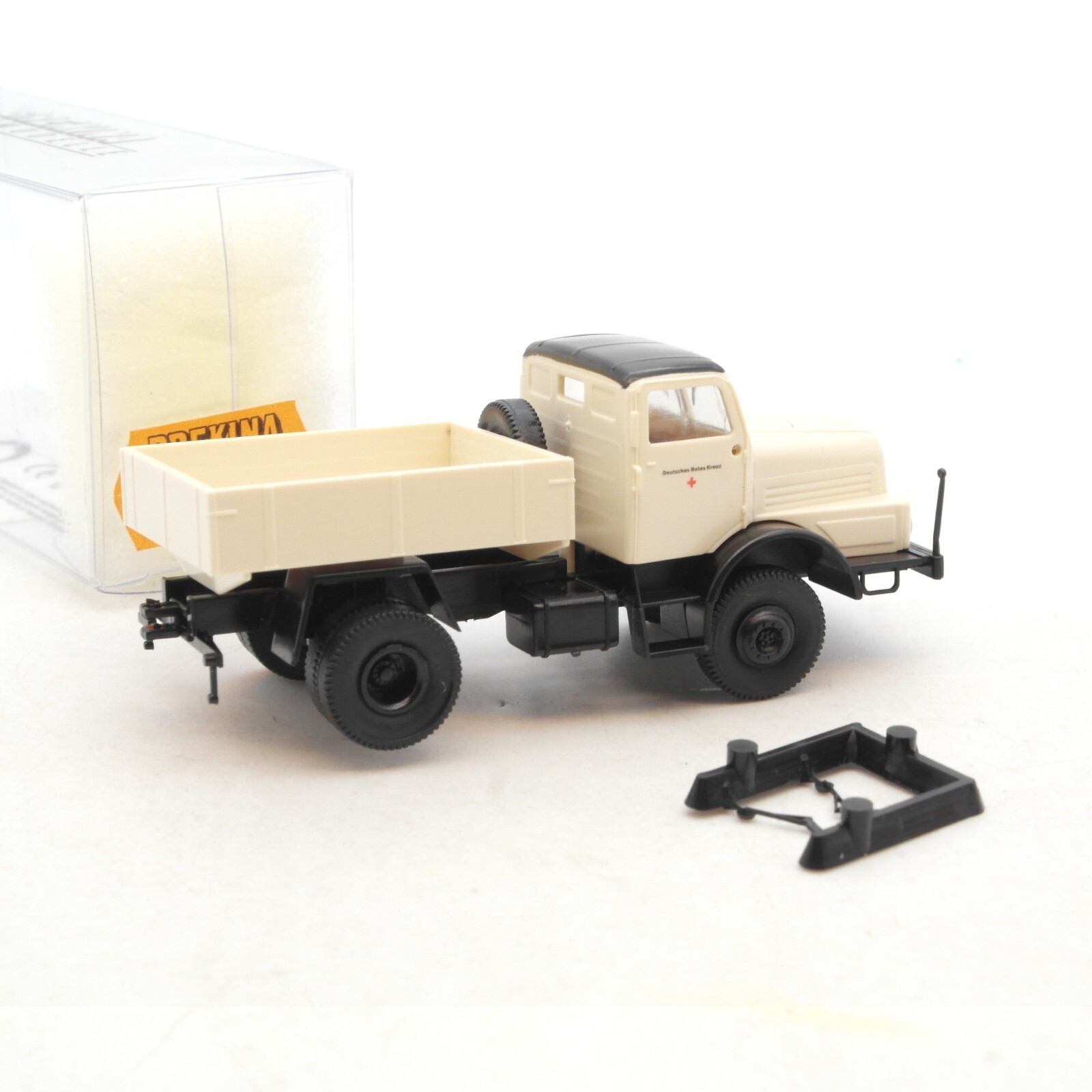 Brekina 1:87 71015 IFA Z6 Zugmaschine rotes Kreuz in OVP RG302 – Bild 3