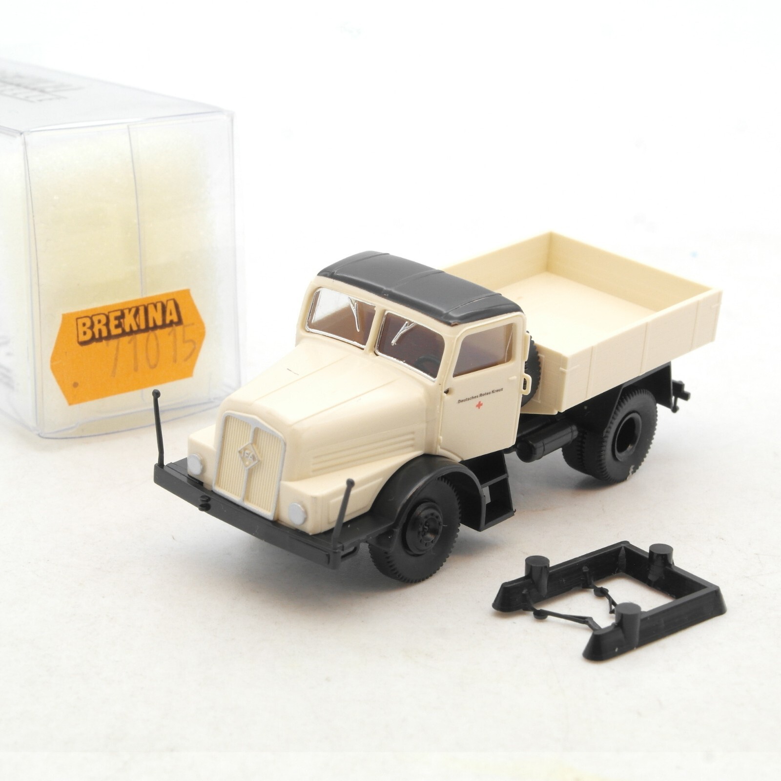 Brekina 1:87 71015 IFA Z6 Zugmaschine rotes Kreuz in OVP RG302