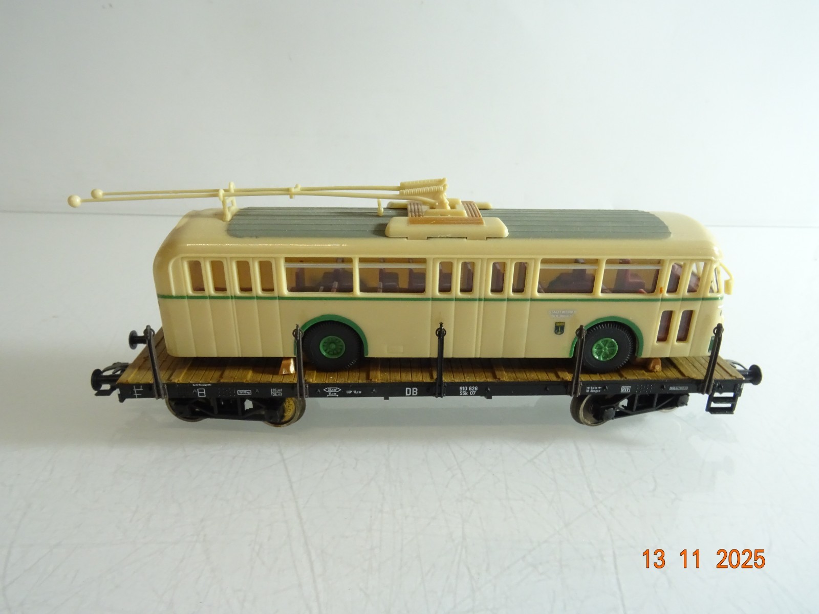 Fleischmann H0 85 5286 K Rungenflachwagen mit Oberleitungsbus der DB RR4537 o. – Bild 3