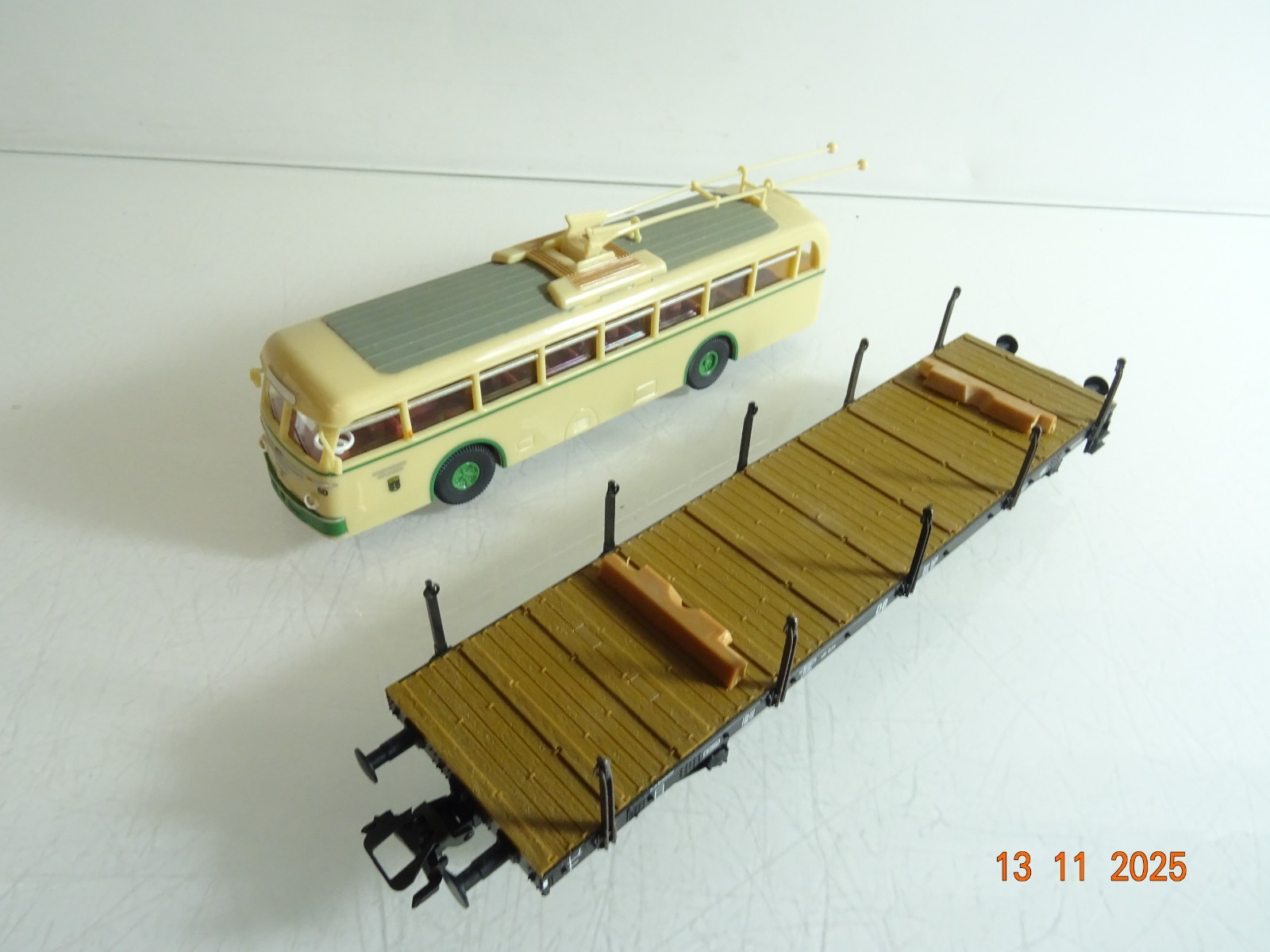 Fleischmann H0 85 5286 K Rungenflachwagen mit Oberleitungsbus der DB RR4537 o. – Bild 4