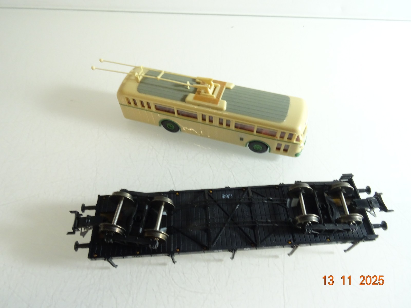 Fleischmann H0 85 5286 K Rungenflachwagen mit Oberleitungsbus der DB RR4537 o. – Bild 5