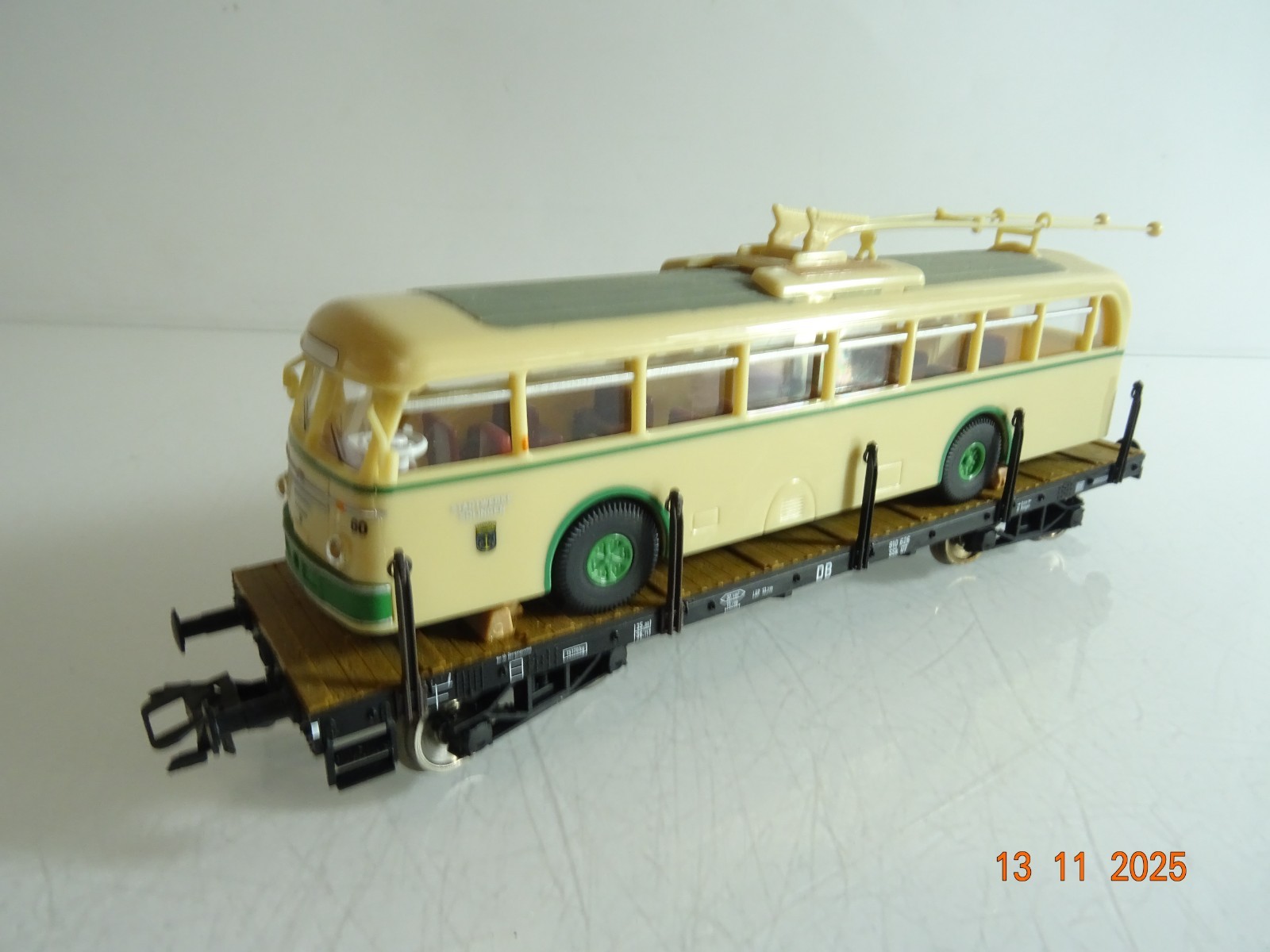 Fleischmann H0 85 5286 K Rungenflachwagen mit Oberleitungsbus der DB RR4537 o.