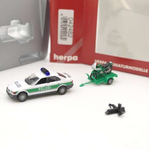 Herpa 1:87 042482 BMW 325i Polizei mit Anhänger in OVP QR8861