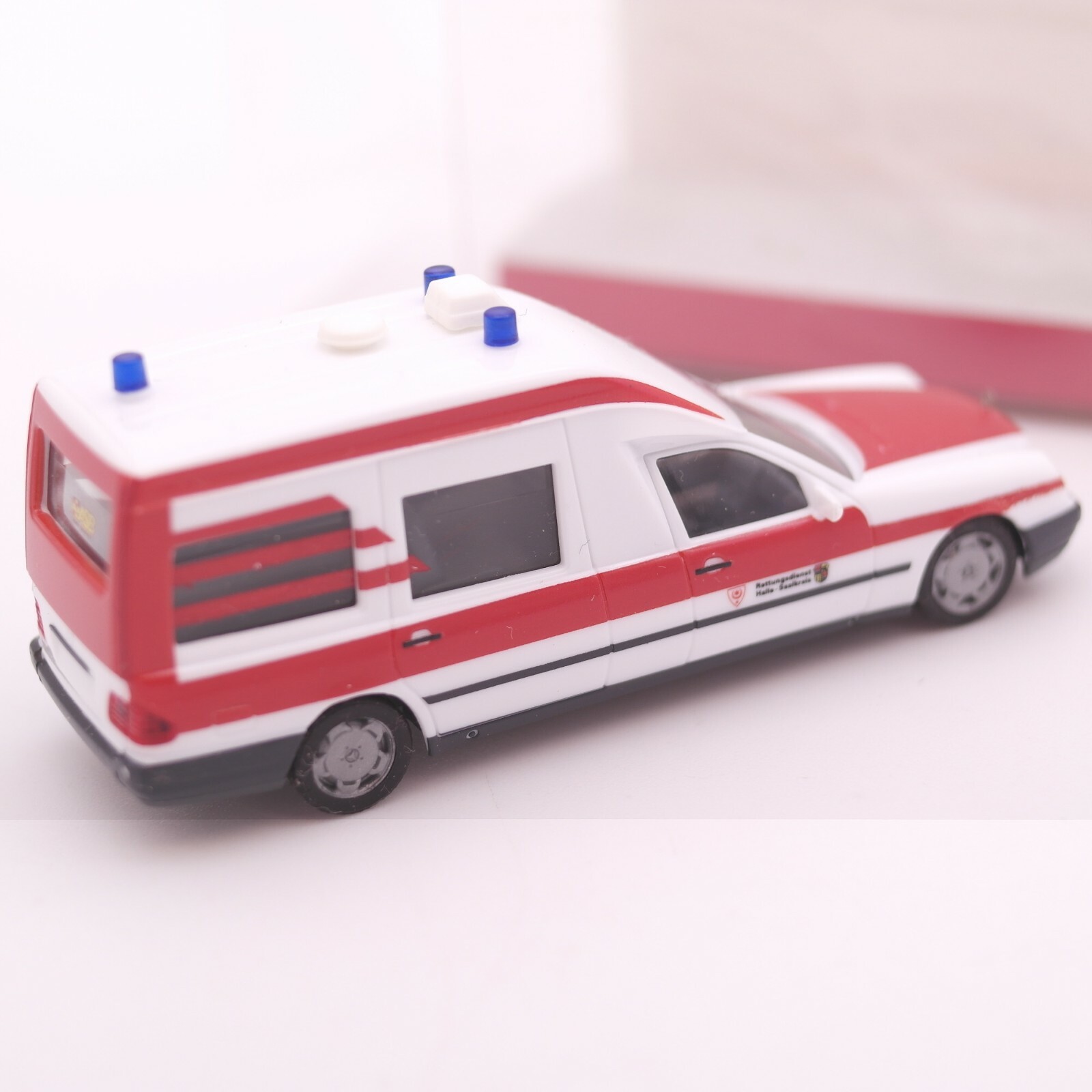Herpa 1:87 045780 Mercedes Benz 210 KTW Rettungsdienst Halle in OVP RT2657 – Bild 3