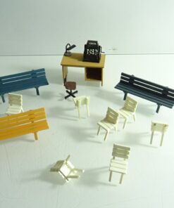 Konvolut Spur 1 / G  Bänke Stühle Schreibtisch siehe Foto CK8796 o.