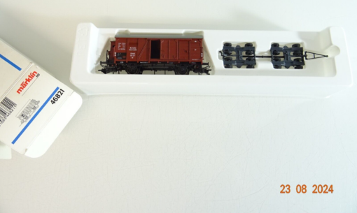 Märklin H0 46821 gedeckter Güterwagen mit Straßenroller der DR in OVP PR2160