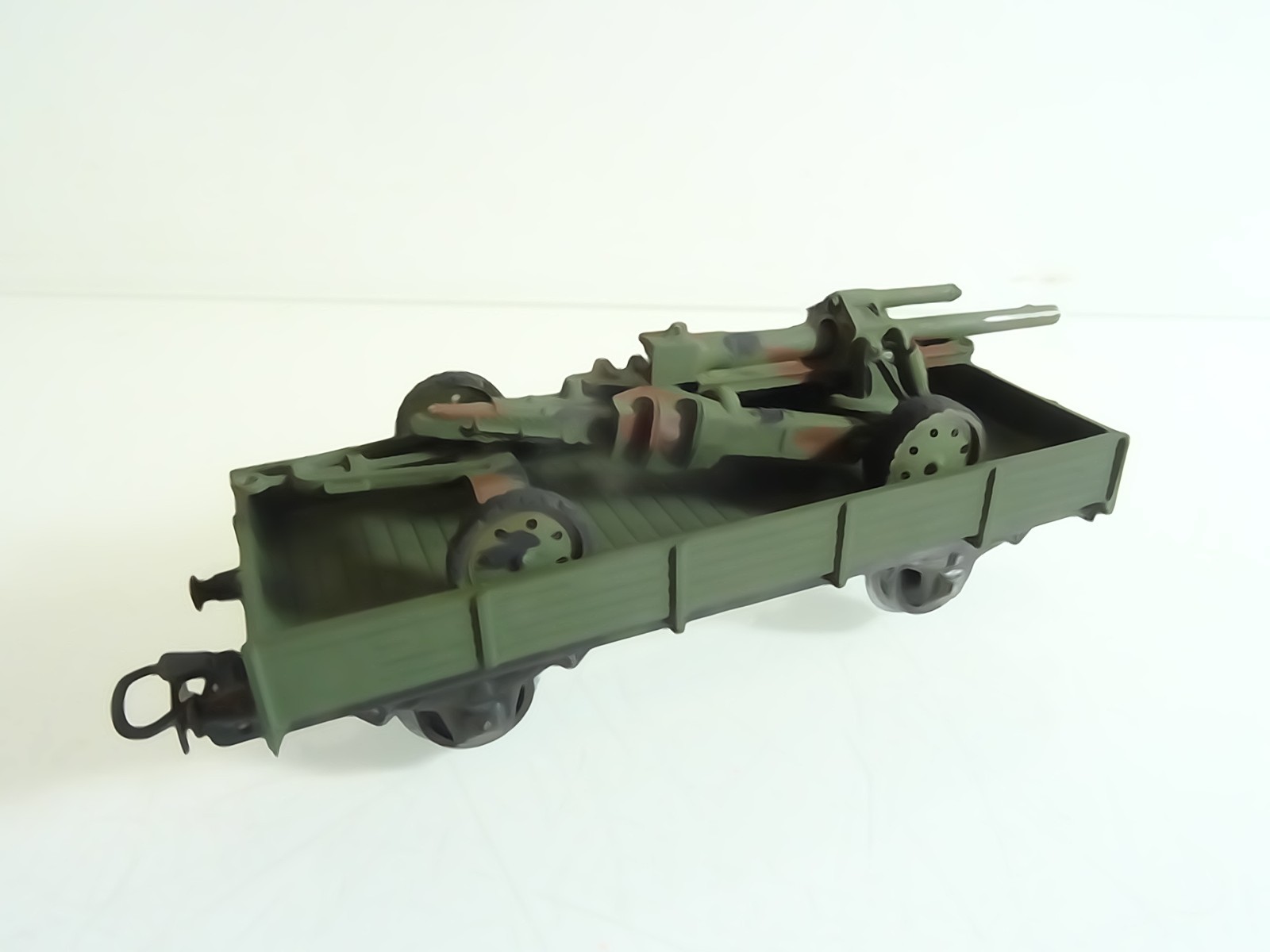 Märklin H0 offener Güterwagen mit Flak RR2351 o.