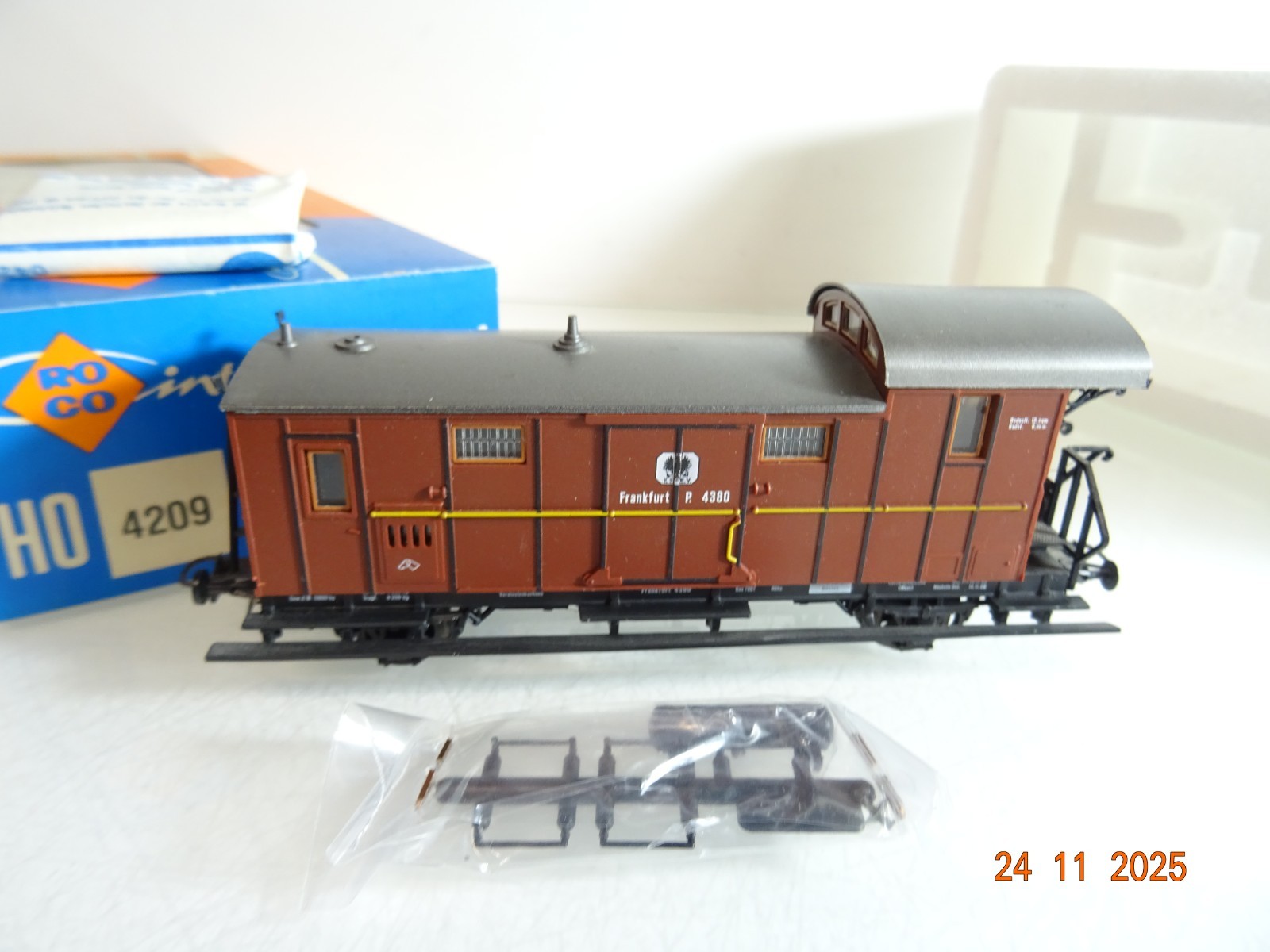Roco H0 4209 Gepäckwagen Frankfurt P.4380 der K.P.E.V. in OVP RR4801 – Bild 3