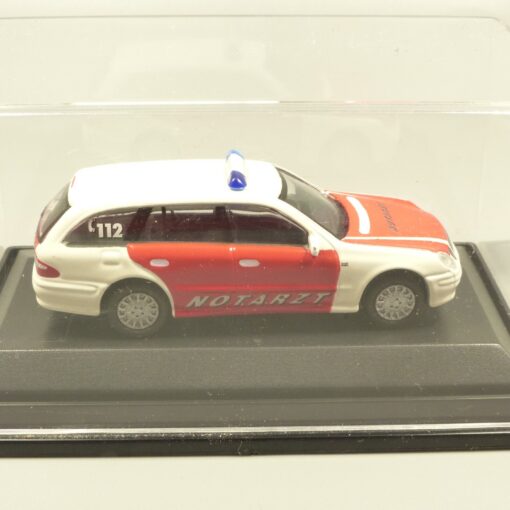 Schuco 1:87 Mercedes Benz E-Klasse T-Modell Notarzt in PC-Box EX5992 – Bild 3