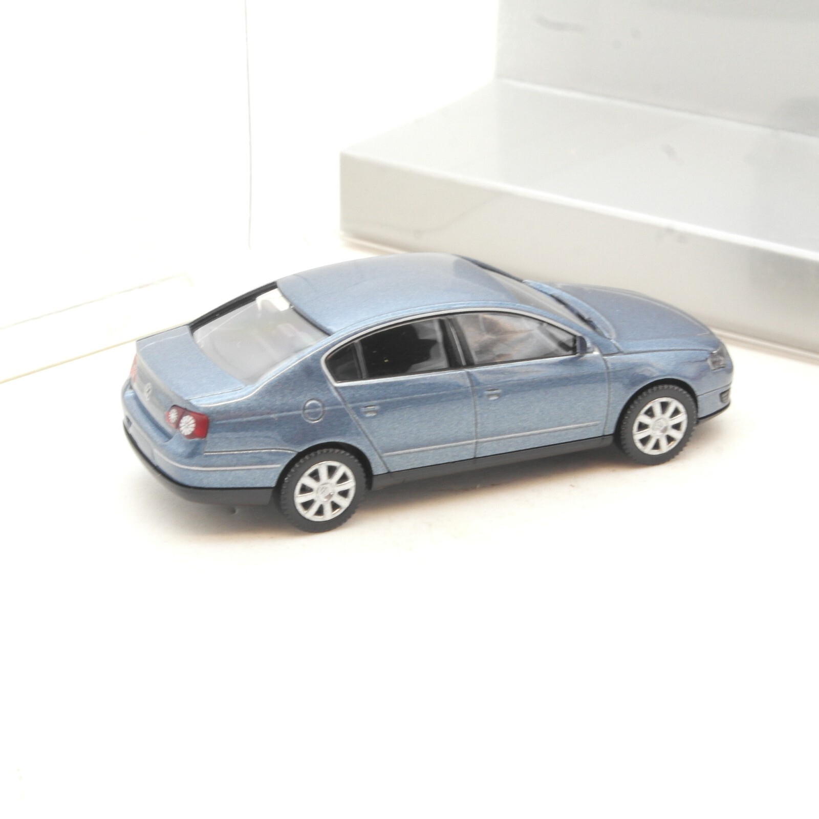 Wiking 1:87 Werbemodell VW Passat Limousine hellblau in OVP RG3151 – Bild 3