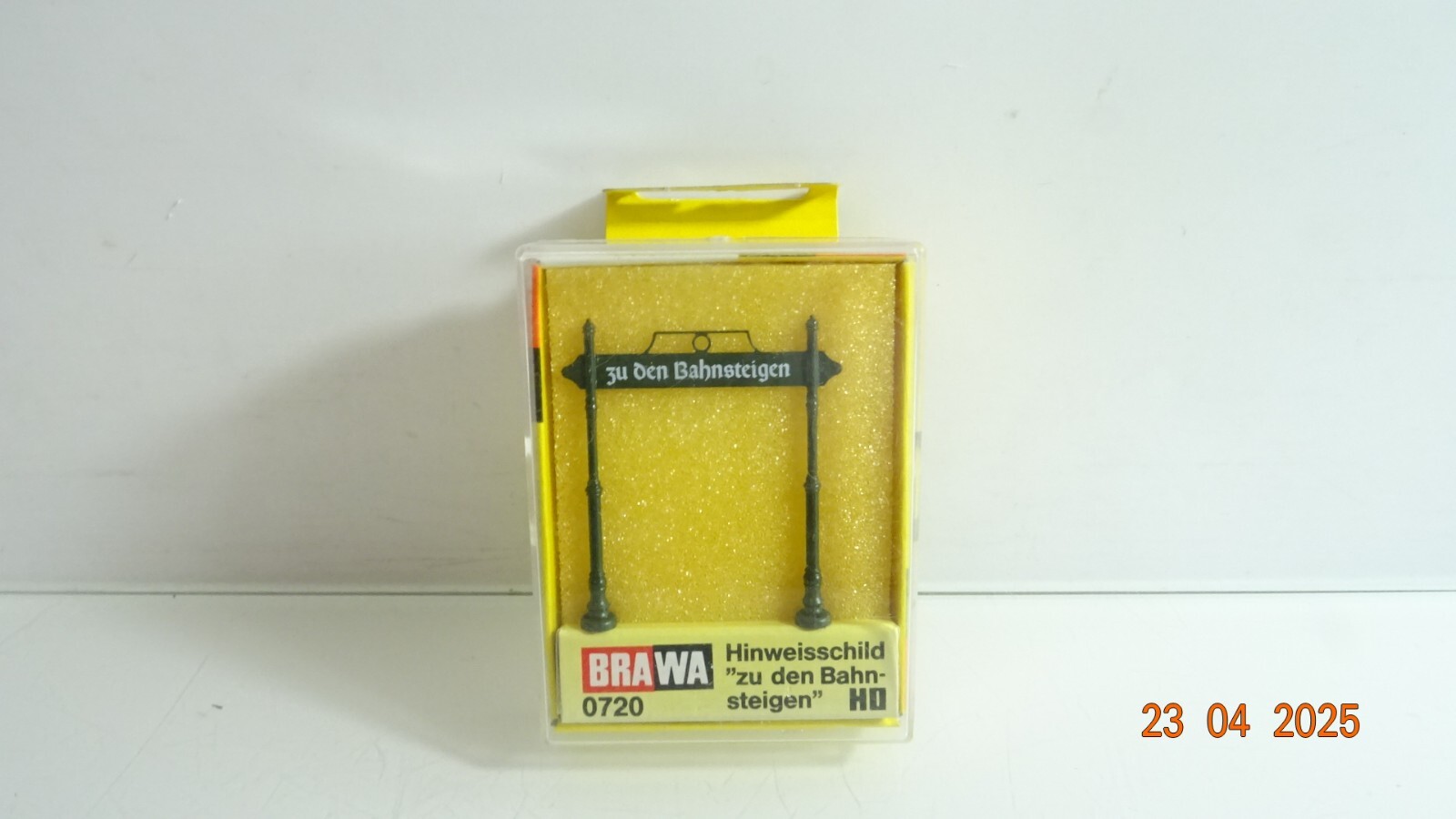 Brawa H0 0720 Hinweisschild zu den Bahnsteigen siehe Foto in OVP CK7692