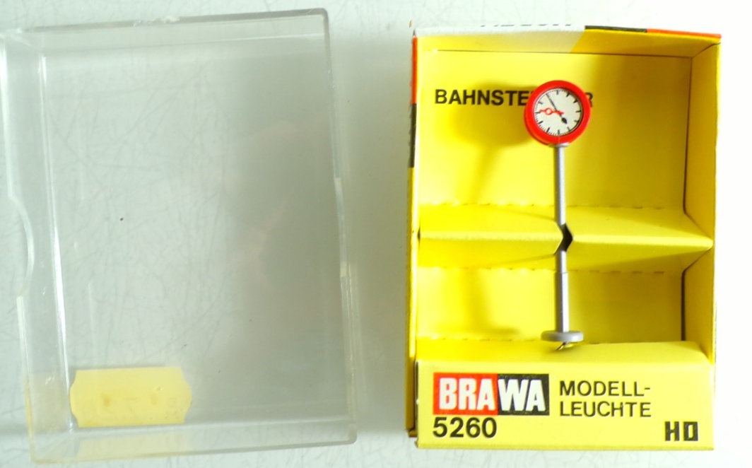 Brawa H0 5260 Bahnsteiguhr rot beleuchtet siehe Foto in OVP PK2572