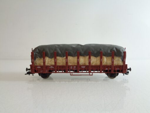 Fleischmann H0 Rungenwagen mit Strohladung unter Plane der DR BH728 o.