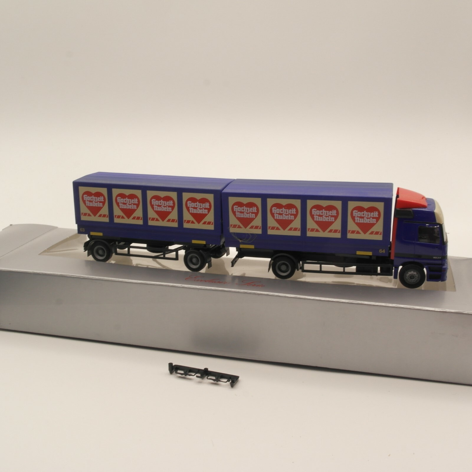 Herpa 1:87  MB Actros Wechsel Planen "Hochzeit Nudeln" in OVP ER3030 – Bild 3