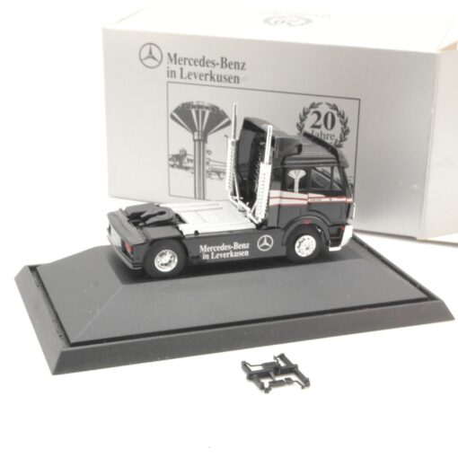Herpa 1:87 Mercedes Benz Zugmaschine in Leverkusen 20 Jahre in OVP QR5869 – Bild 3