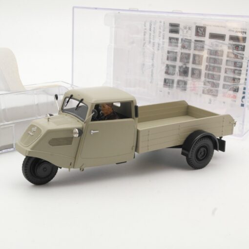 Hübner 1:32 7006 Tempo Hanseat Tieflade-Pritsche mit Fahrer in PC Box QR5632 – Bild 3