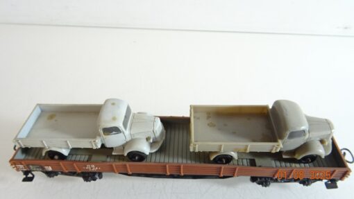 Märklin H0 Niederbordwagen vierachsig mit 2 LKW der DB PR9374 o. – Bild 3
