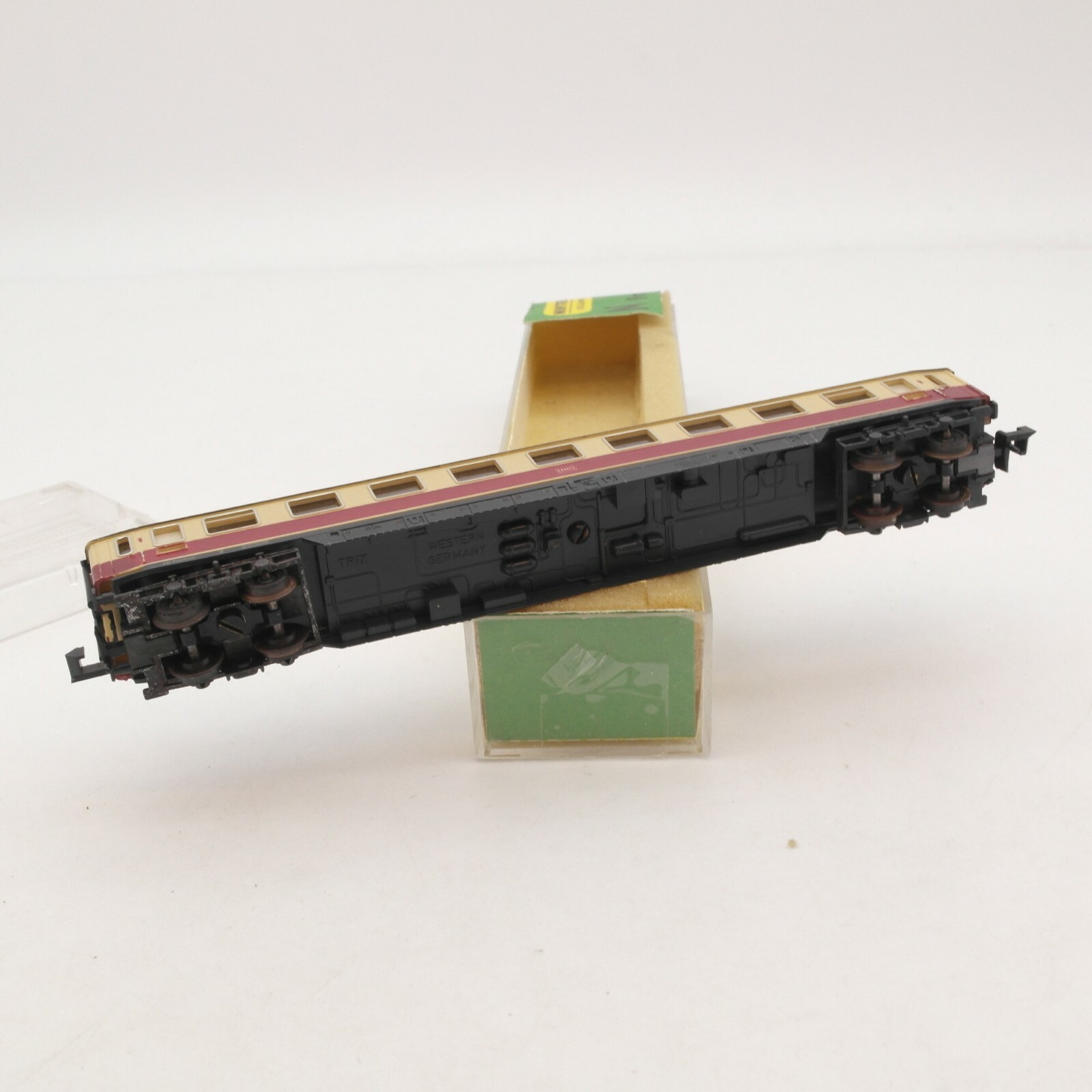 Minitrix N Personenwagen 1. Klasse der DB in EVP RI6942 – Bild 3