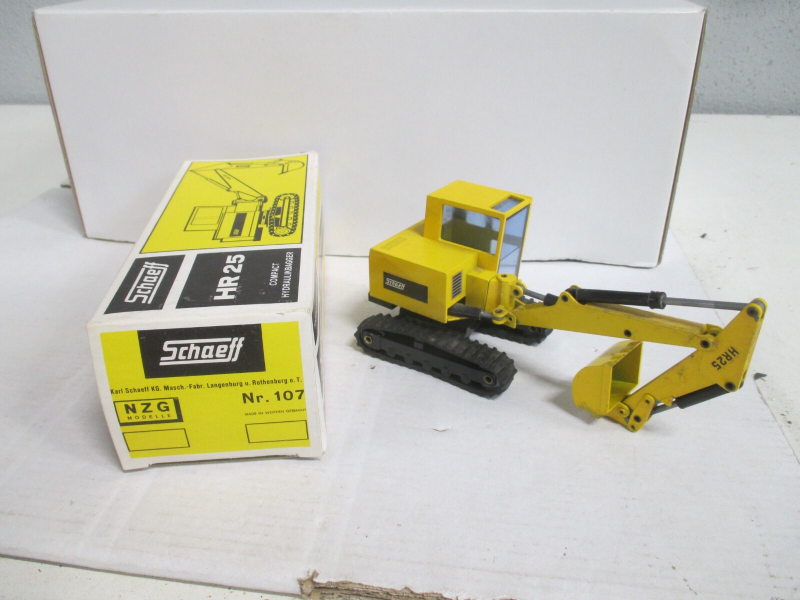 NZG 1.35 107 SCHchaeff HR 25 Tieflöffel Raupenbagger  m.OVP WZ3634 – Bild 3