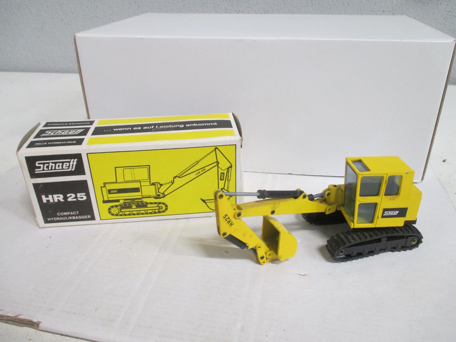 NZG 1.35 107 SCHchaeff HR 25 Tieflöffel Raupenbagger  m.OVP WZ3634