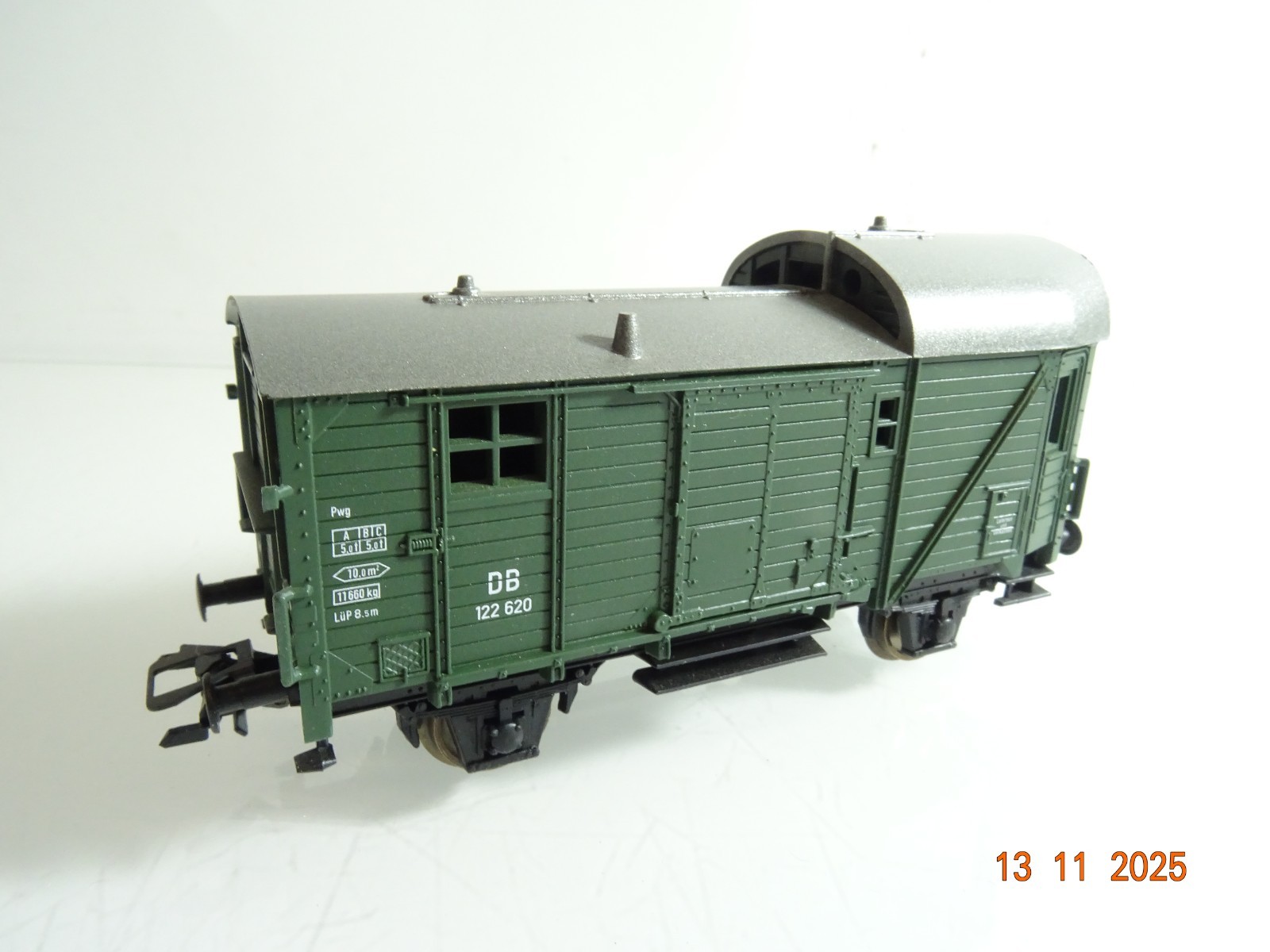 Piko H0 Güterzug-Begleitwagen 122 620 der DB RR4590 o. – Bild 4