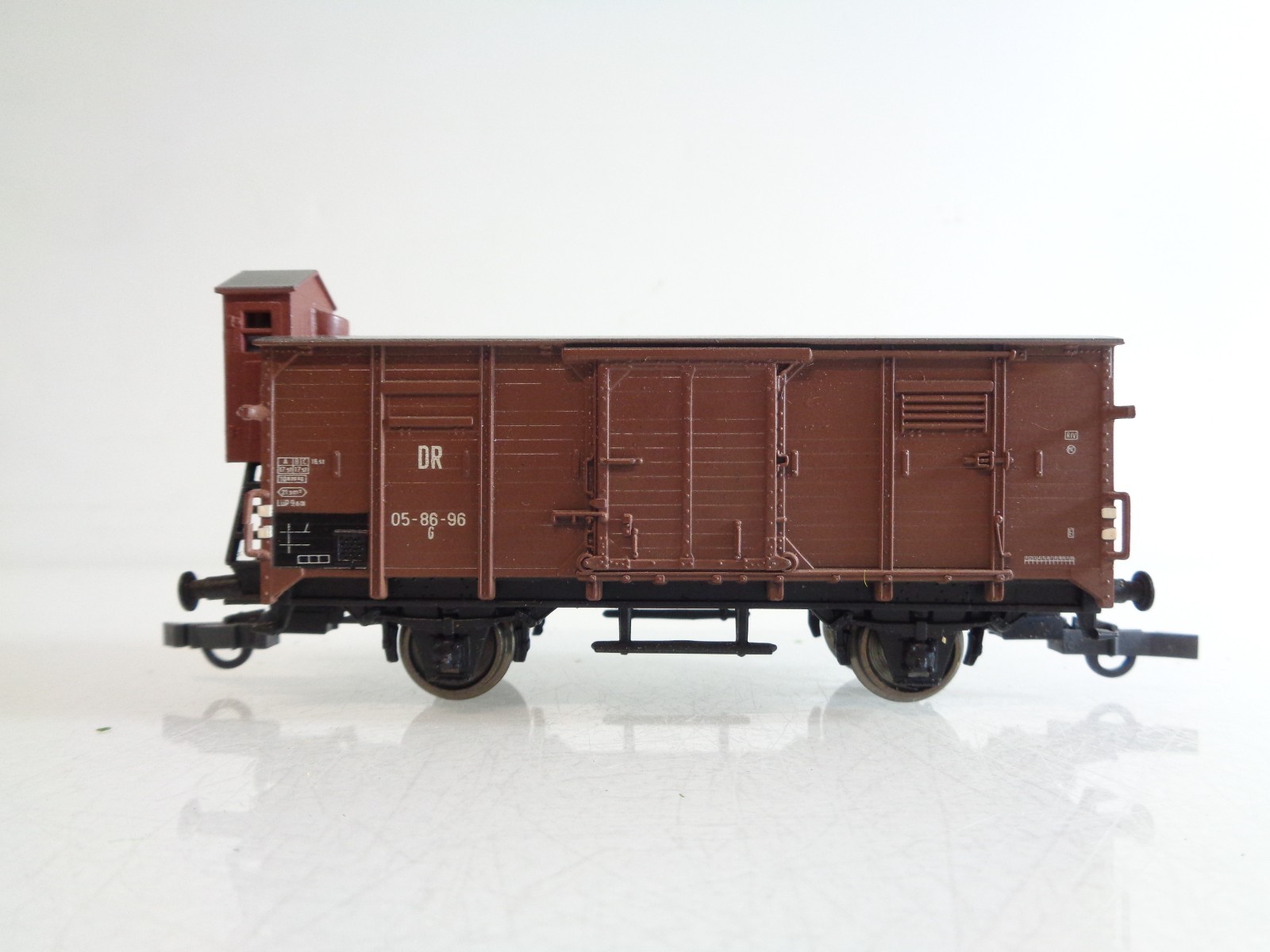 Piko H0 gedeckter Güterwagen 05-86-96 mit Bremserhaus 118 362 der DR BH964 o.