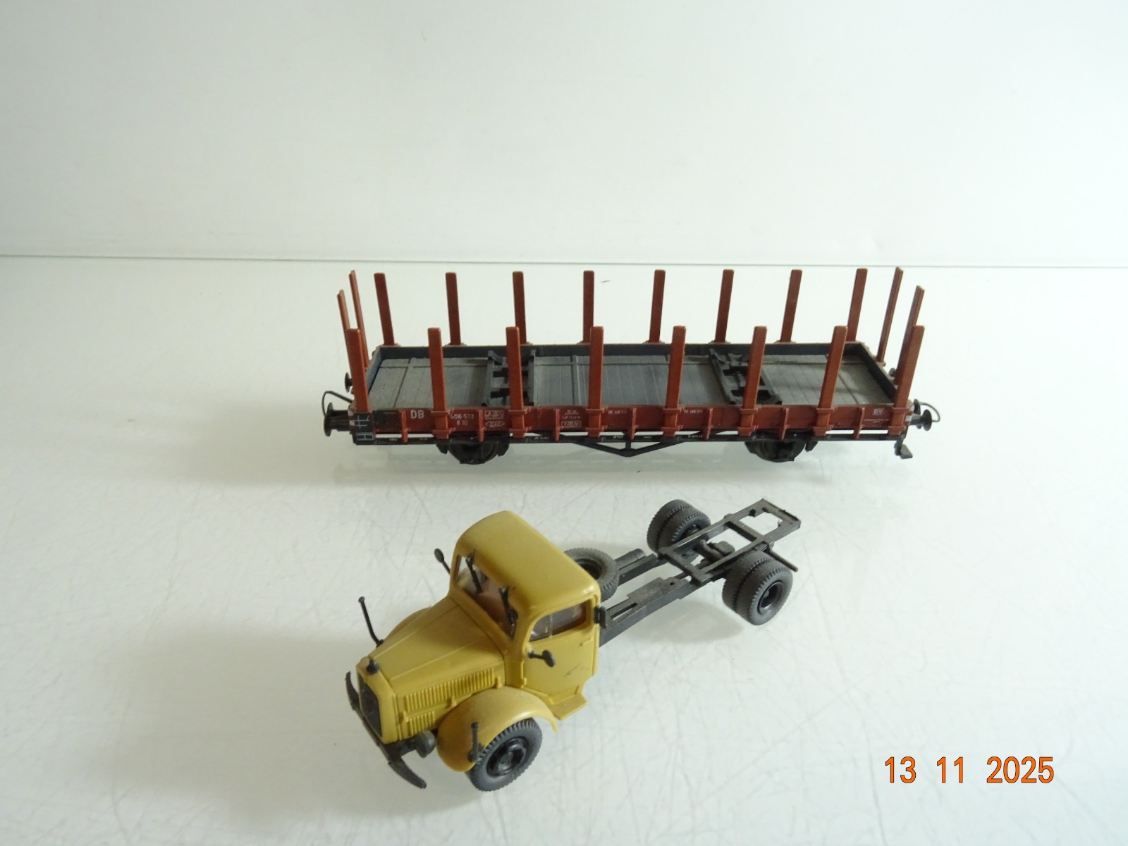 Roco H0 46480 Rungenwagen mit LKW Ladung der DB RR4555 o. – Bild 3