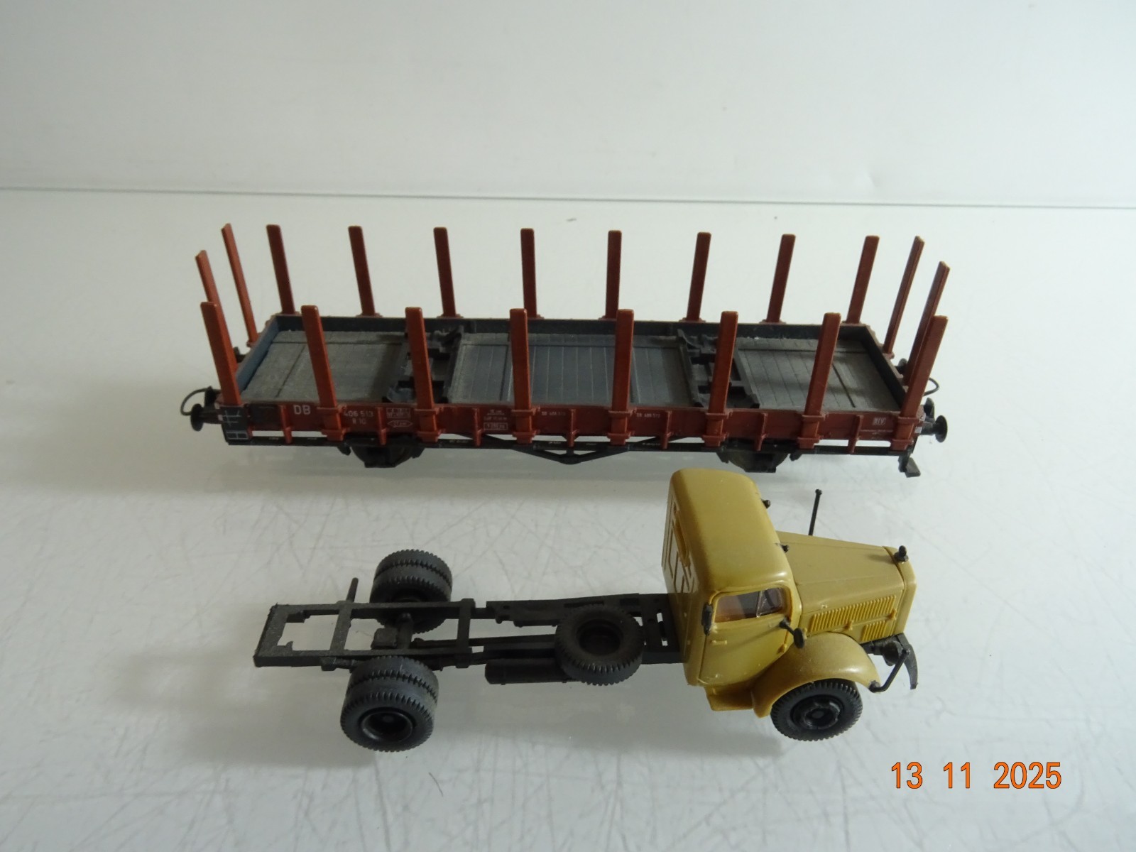 Roco H0 46480 Rungenwagen mit LKW Ladung der DB RR4555 o. – Bild 4