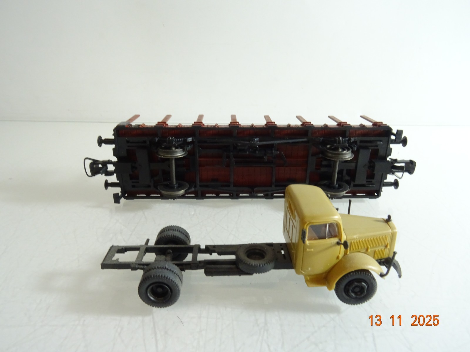 Roco H0 46480 Rungenwagen mit LKW Ladung der DB RR4555 o. – Bild 5
