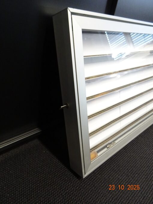 Spur N Hochwertige Alu-Vitrine ca. 100 x 50 cm abschließbar mit 6 Böden – Bild 3