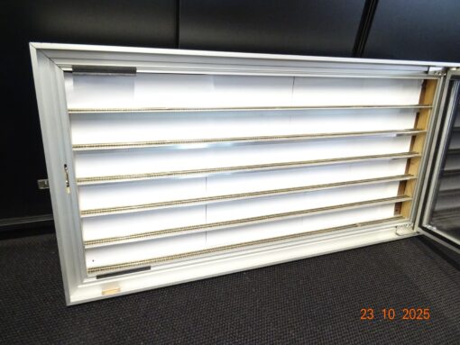 Spur N Hochwertige Alu-Vitrine ca. 100 x 50 cm abschließbar mit 6 Böden – Bild 4