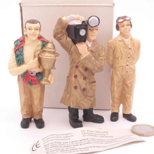3 Figuren 1:18, ca. 9,5 cm groß: Rennfahrer, Monteur & Kameramann in EVP EZ9562