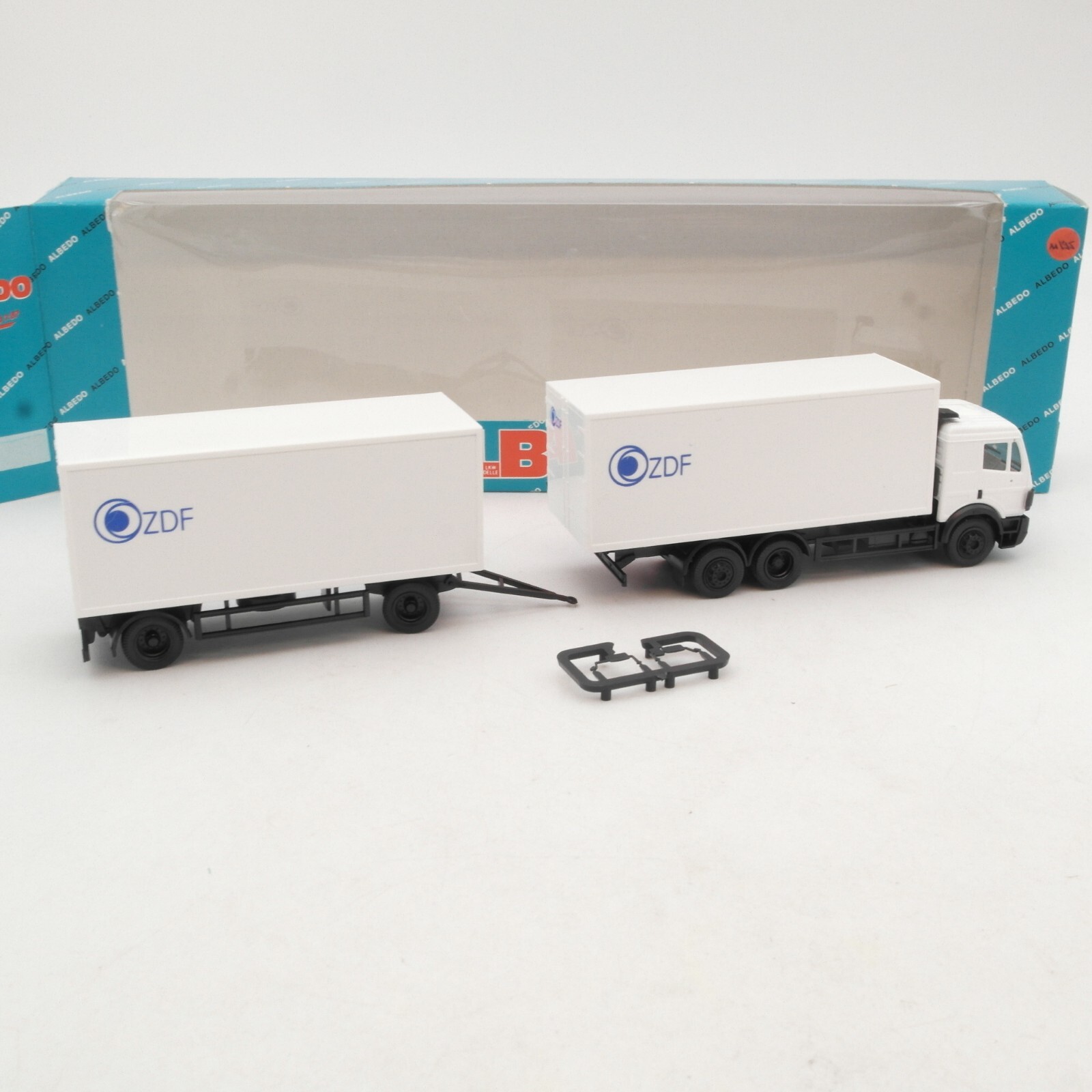 Albedo 1:87 201020 MB Hängerzug ZDF in OVP RA8833 – Bild 3